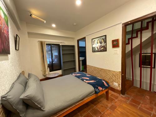 Postel nebo postele na pokoji v ubytování Davu Gallery Cafe