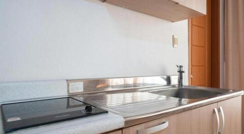 eine Küche mit Spüle und Arbeitsplatte in der Unterkunft Gangneung Gyeongpodae Gangneung Motel in Kangmun