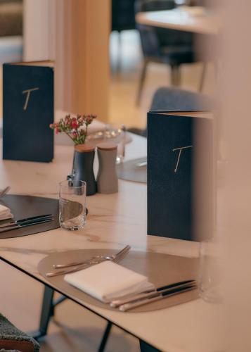 a table with napkins and utensils on top at Aparthotel Treudelberg Hamburg in Hamburg