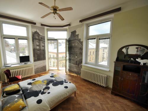 リヴィウにあるHalytska Street View 4-room Apartmentのギャラリーの写真