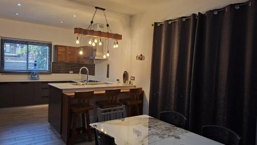 Кухня или мини-кухня в Entire Villa Albion 5 Bedroom and 4 bathrooms 270m2
