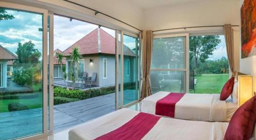 Un pat sau paturi într-o cameră la Lucerne Villa Resort