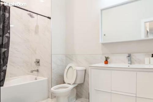 Bilik mandi di Stylish 2br1ba Free Parking Queen Beds