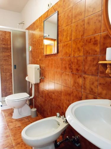 a bathroom with a tub and a toilet and a sink at Casa Anna in Crosa