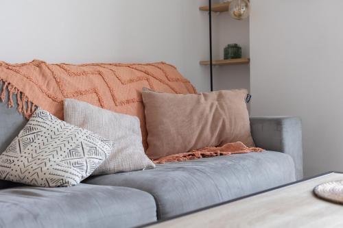 un canapé avec des coussins dessus dans un salon dans l'établissement Cosy Studio, Cannes centre, à Cannes