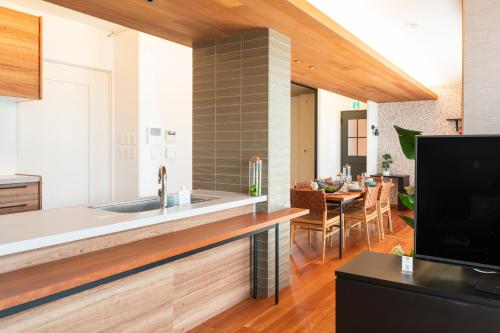 Η κουζίνα ή μικρή κουζίνα στο -Mova Villa Koshi Sekisui 1-近阿蘇 熊本城 各類溫泉 台積電 合志獨棟民宿 體驗當地生活
