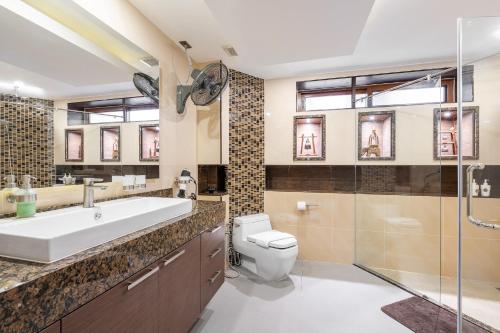 Ένα μπάνιο στο Luxury Pool Villa T1 near Walking Street 5BR 9 Persons