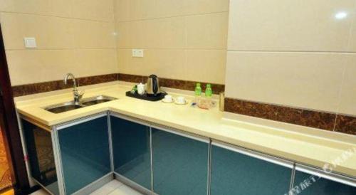a kitchen with a sink and a counter top at Guangzhou Jing Yi hotel in Huadu
