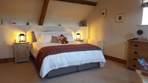 A bed or beds in a room at The Old Stables Bed & Breakfast