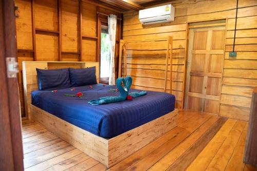 Postel nebo postele na pokoji v ubytování ธารคีรี รีสอร์ต สวนน้ำกำนัน