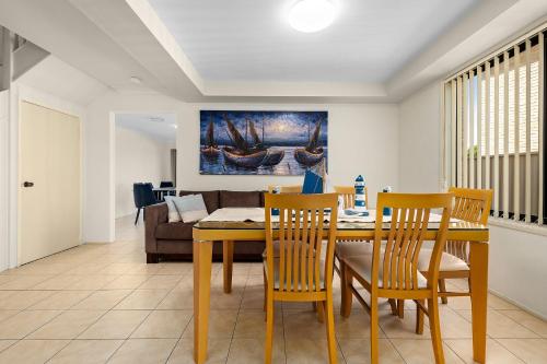 Χώρος καθιστικού στο The Chillhouse at Fingal Bay