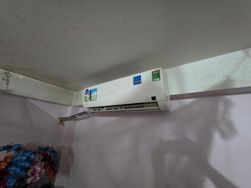 a microwave on a wall in a room at Phòng khép kín, đã có dịch vụ vệ sinh in Vĩnh Phúc