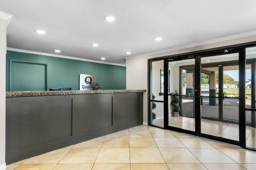 Η κουζίνα ή μικρή κουζίνα στο Quality Inn Marshall