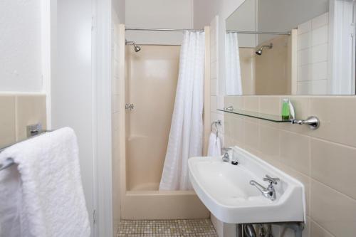 Un baño de Nightcap at Emerald Star Hotel