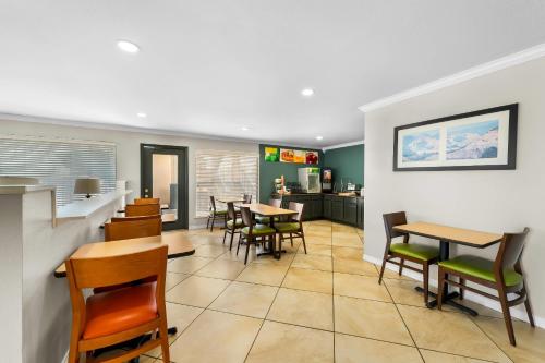 Η κουζίνα ή μικρή κουζίνα στο Quality Inn Marshall