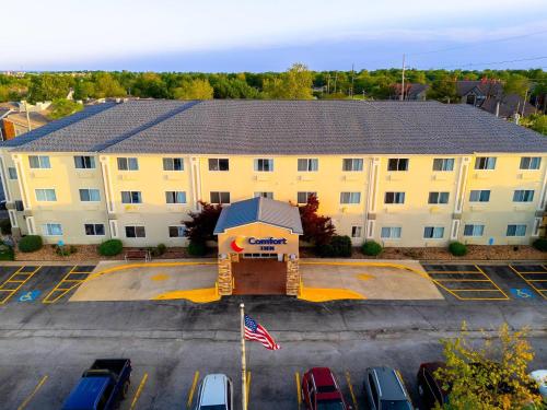 an aerial view of a hotel with cars parked in a parking lot at Comfort Inn South Tulsa - Woodland Hills in Tulsa