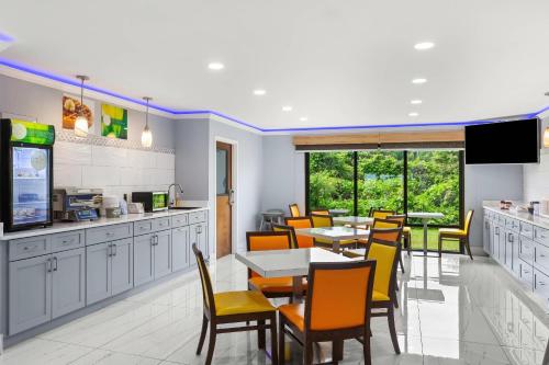 un ristorante con sala da pranzo con tavoli e sedie di Quality Inn Tallapoosa a Tallapoosa