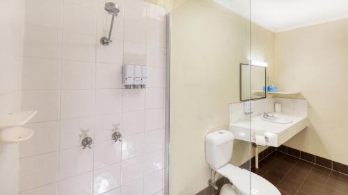 a bathroom with a toilet and a sink and a shower at Biloela Centre Motel & Grevillea Steakhouse & Bar in Biloela