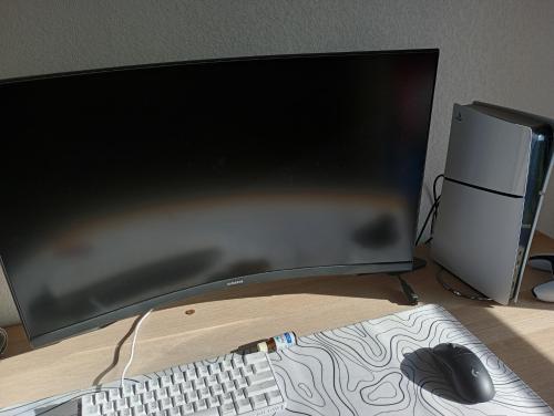 un moniteur informatique et un clavier et une souris sur un bureau dans l'établissement Chambre 1 personne, à La Celle-sous-Gouzon