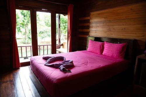 Postel nebo postele na pokoji v ubytování ธารคีรี รีสอร์ต สวนน้ำกำนัน