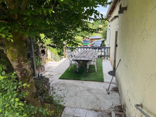 una mesa de picnic en el patio trasero de una casa en Maison Moulin Martin, en Chiddes