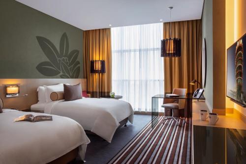 Postel nebo postele na pokoji v ubytování Downtown Rotana