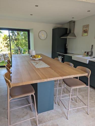 Photo de la galerie de l'établissement Maison de Famille 3 chbres, grandes pièces de vie, cheminée et piscine, à Fontenay-le-Comte