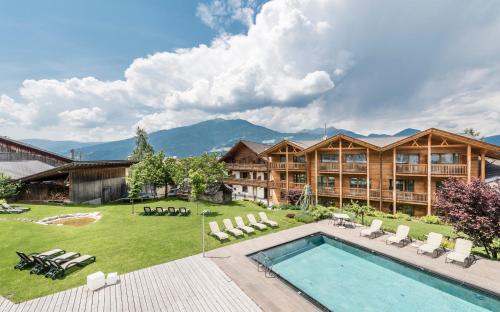 - une vue sur l'extérieur d'un complexe avec une piscine dans l'établissement Hotel Gasserhof, à Bressanone