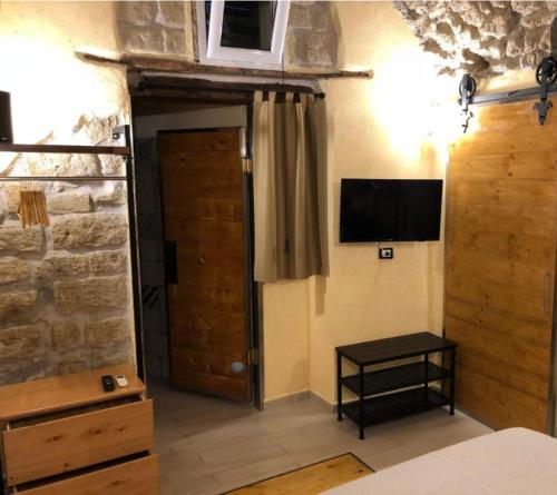 A television and/or entertainment centre at Donna Margherita Appartamento
