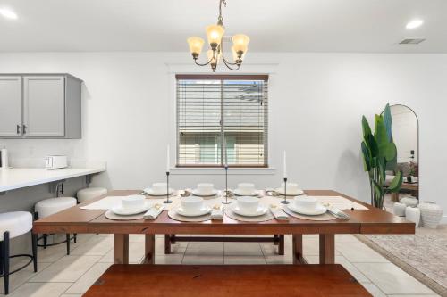 una mesa de comedor con platos y platos. en New! Relaxing Boho Pines Haven Flagstaff! HotTub, BBQ, GameRm, en Flagstaff