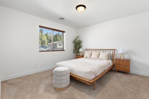 Una habitación blanca con una cama y una ventana en New! Relaxing Boho Pines Haven Flagstaff! HotTub, BBQ, GameRm, en Flagstaff