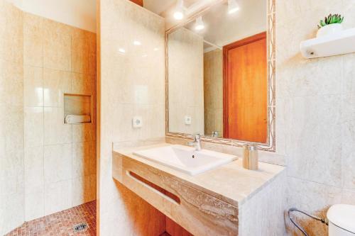 łazienka z umywalką i lustrem w obiekcie Villa Antonia Sol by Villa Plus w mieście Cacla D'or