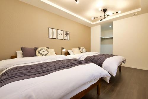 een slaapkamer met twee bedden en een plafondventilator bij JUNGLIA House in Biimata