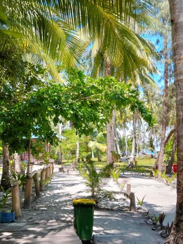 Taman di luar Meos Ambower Homestay Raja Ampat