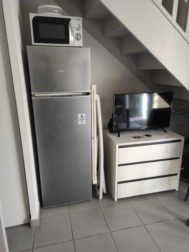 Il comprend une télévision ainsi qu'une cuisine équipée d'un réfrigérateur et d'un four micro-ondes. dans l'établissement Maison de Vacances dans résidence Privée, à Argelès-sur-Mer