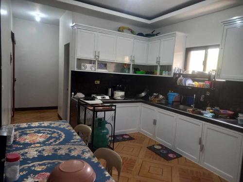 Kuchyň nebo kuchyňský kout v ubytování Rudy's Inn by Villa Remedios Resort