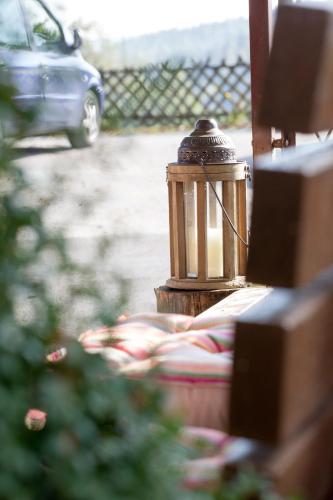 a light on a table with a car in the background at Zum Fally - Landgasthof in Kirchberg am Wechsel