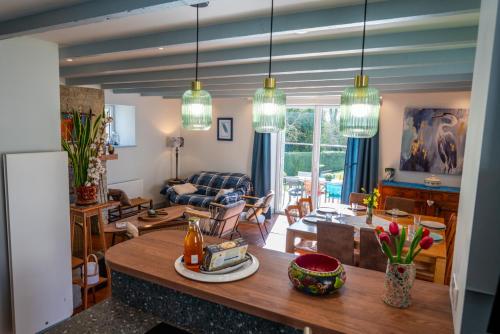 un salon avec une table et un canapé dans l'établissement Le Pavillon du Manoir de Conjon, à Crouay