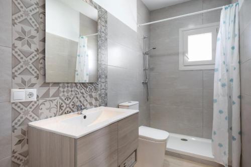 ein Badezimmer mit Waschbecken, Toilette und Dusche in der Unterkunft Casa de la Noria in Chiclana de la Frontera