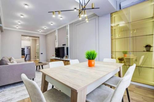 Μια τηλεόραση ή/και κέντρο ψυχαγωγίας στο 2 room apartment 95 to the Bay Tash Tower complex