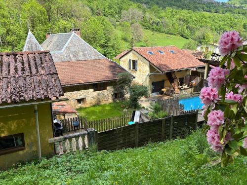 une image d'une maison avec piscine dans l'établissement Gîte La Forêt du Domaine des Aguilès, à Nistos