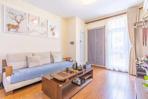 Ruang duduk di Dream Back Great Wall Boutique Villas in Beijing's Gubei Water Town