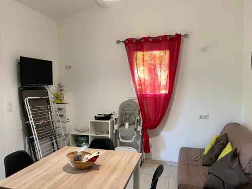 TV a/nebo společenská místnost v ubytování Jolie maisonnette avec piscine