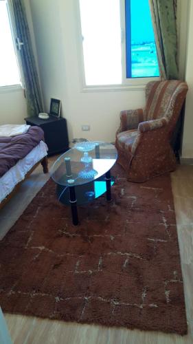 a living room with a coffee table and a couch at شاليه بقرية تاهيتي الساحل الشمالي in El Hamam