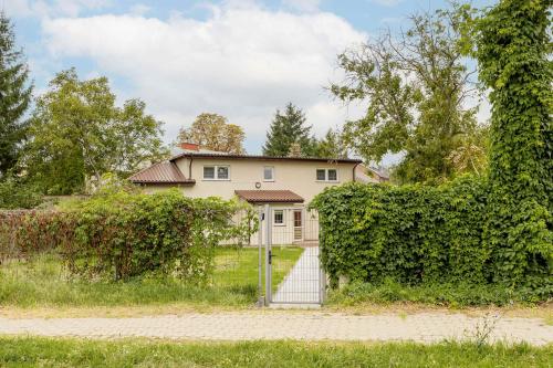 Spacious House with Parking & Garden by Noclegi Renters