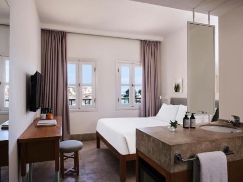 Captain's Inn Hotelにあるベッド