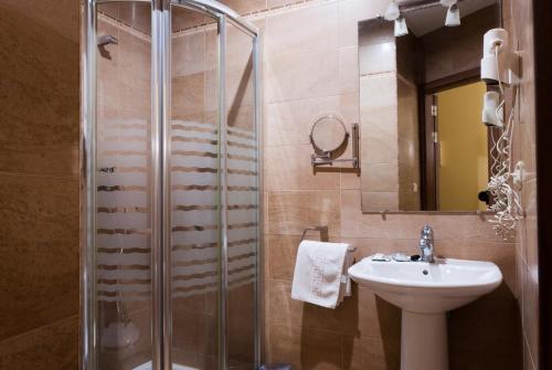 A bathroom at Hotel Hidalgo Quijada