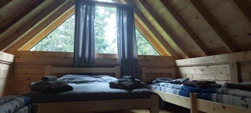 Postel nebo postele na pokoji v ubytování Cottages Kriva Breza