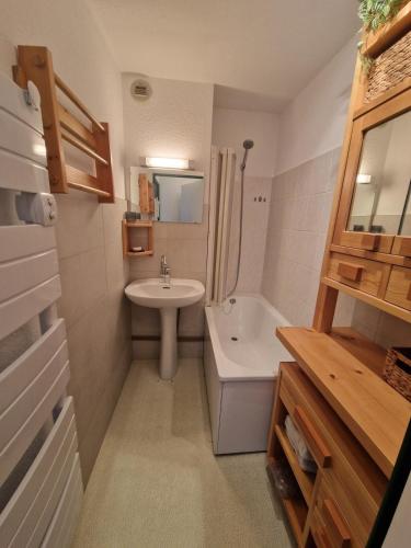 une salle de bain avec un lavabo, des toilettes et une baignoire dans l'établissement Appartement Cosy, à Risoul