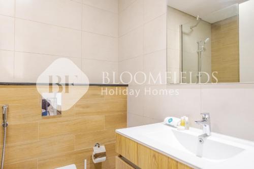 Et badeværelse på Bloomfields Stylish 1br In Al Maryah Vista